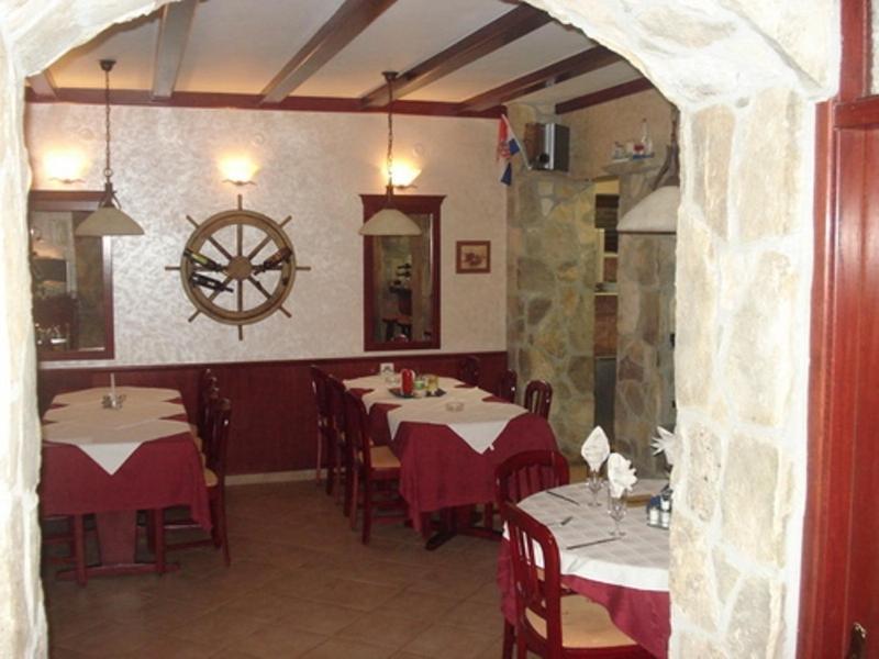 Pansion Marco Polo Hotel Petrcane Exterior photo