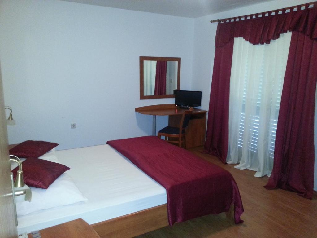 Pansion Marco Polo Hotel Petrcane Exterior photo
